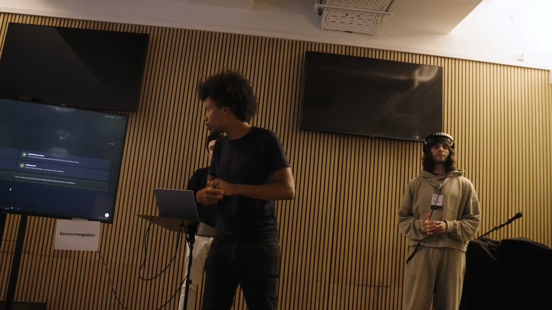Lual pitcht Founta auf der Bühne eines Hackathons